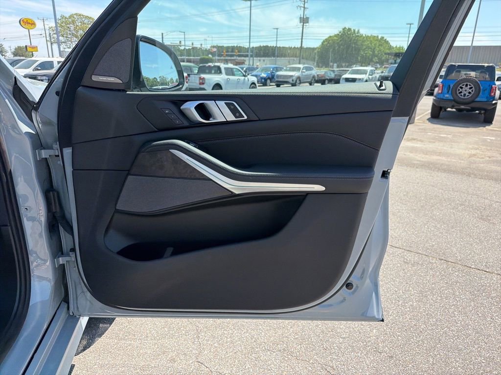 Used 2025 BMW X7 xDrive40i w/ M Sport Package image 26