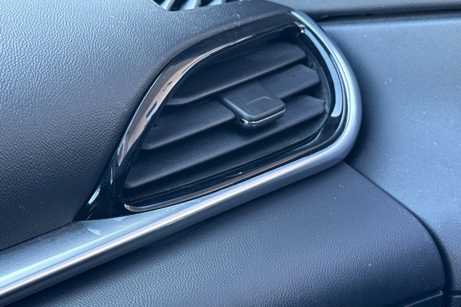 Used 2017 Chevrolet Volt Premier w/ Driver Confidence II Package image 30