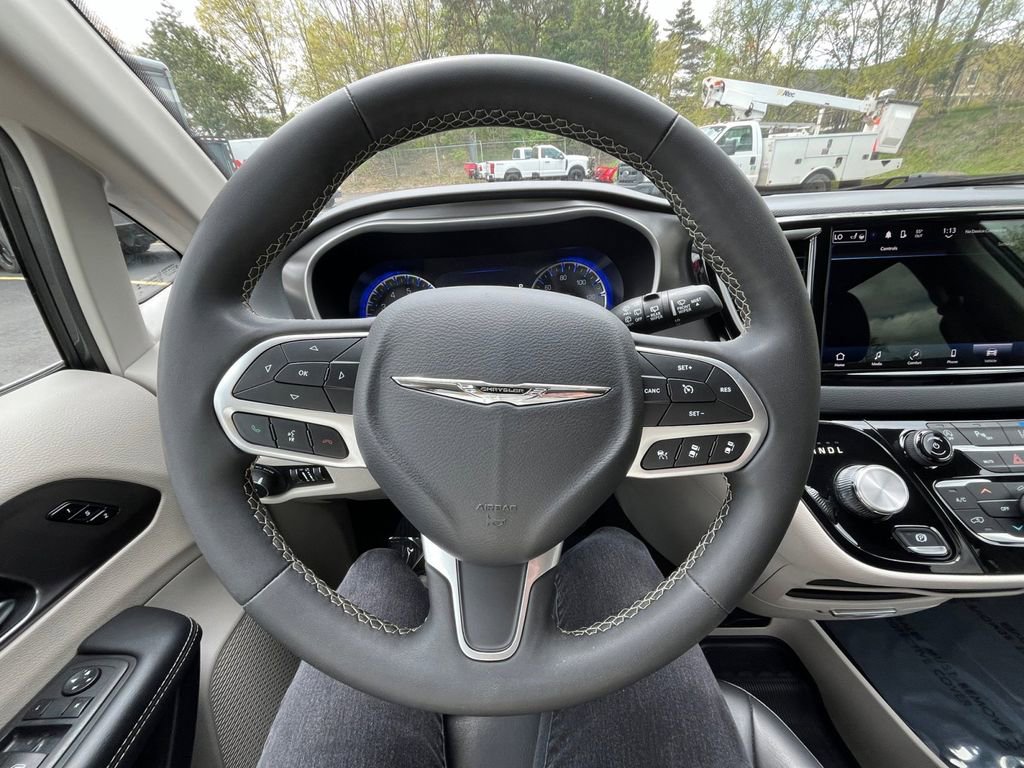 Used 2023 Chrysler Pacifica Touring-L FWD image 11