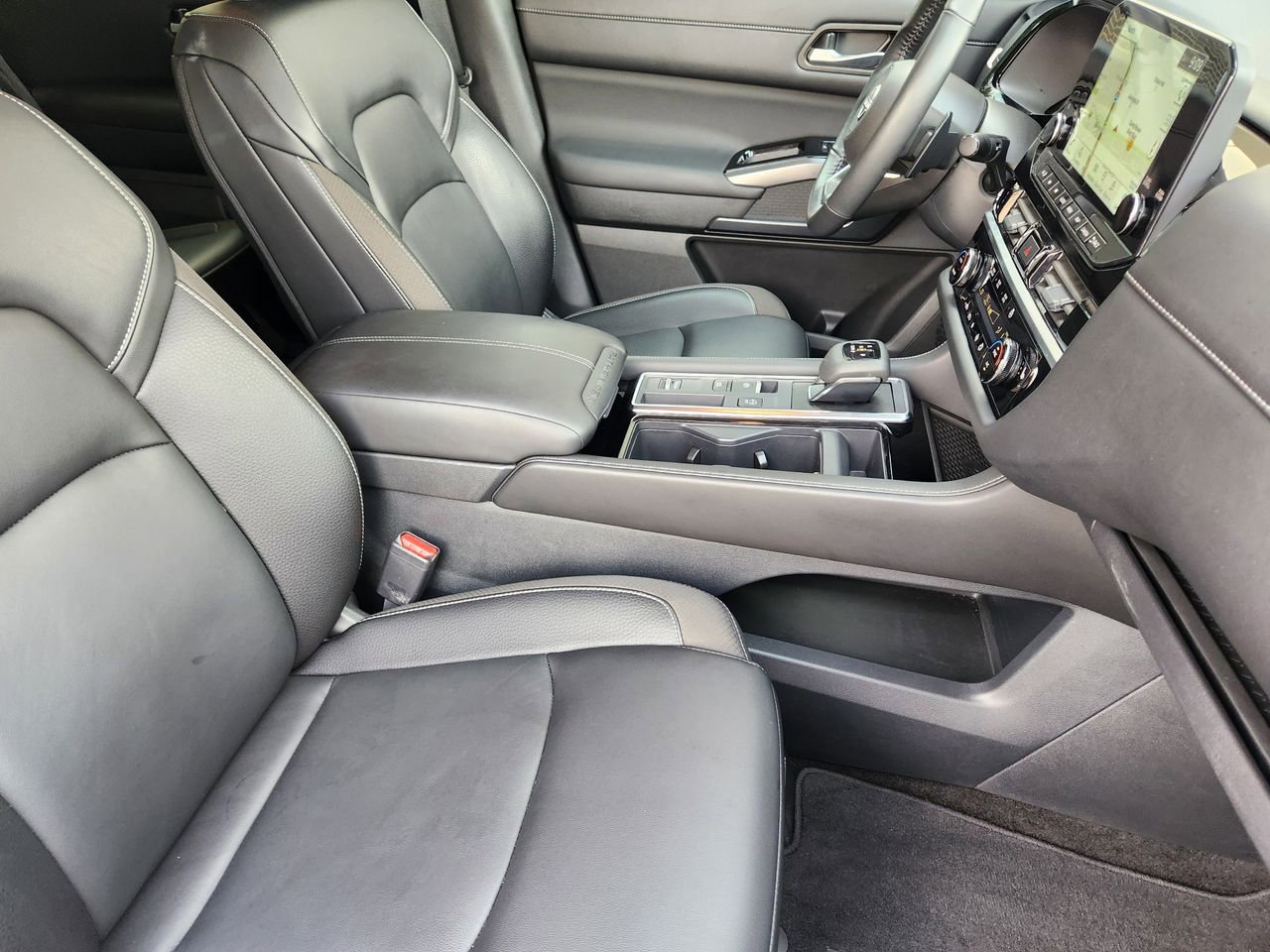 Used 2025 Nissan Pathfinder SL image 11