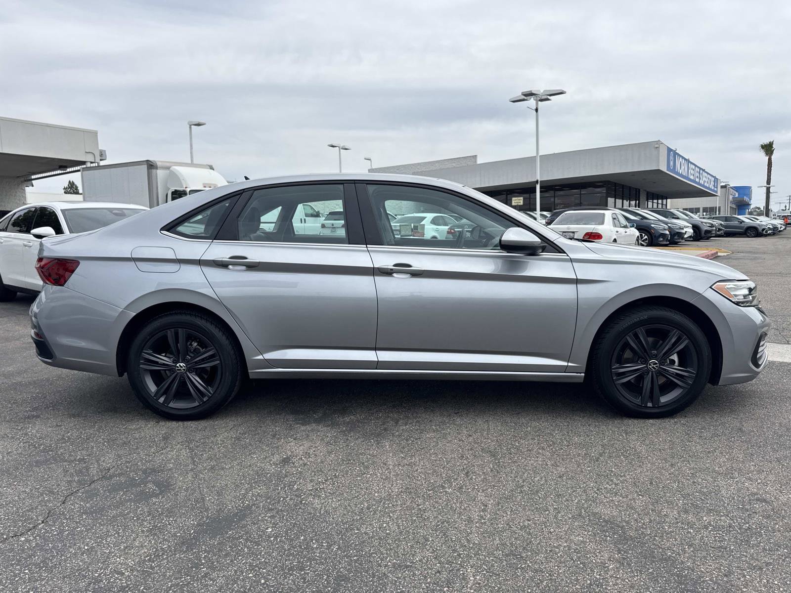 Certified 2022 Volkswagen Jetta SE image 6