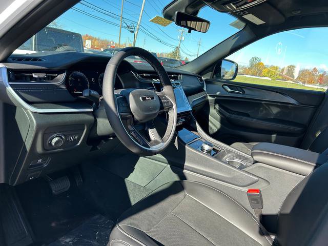 New 2025 Jeep Grand Cherokee Altitude image 8
