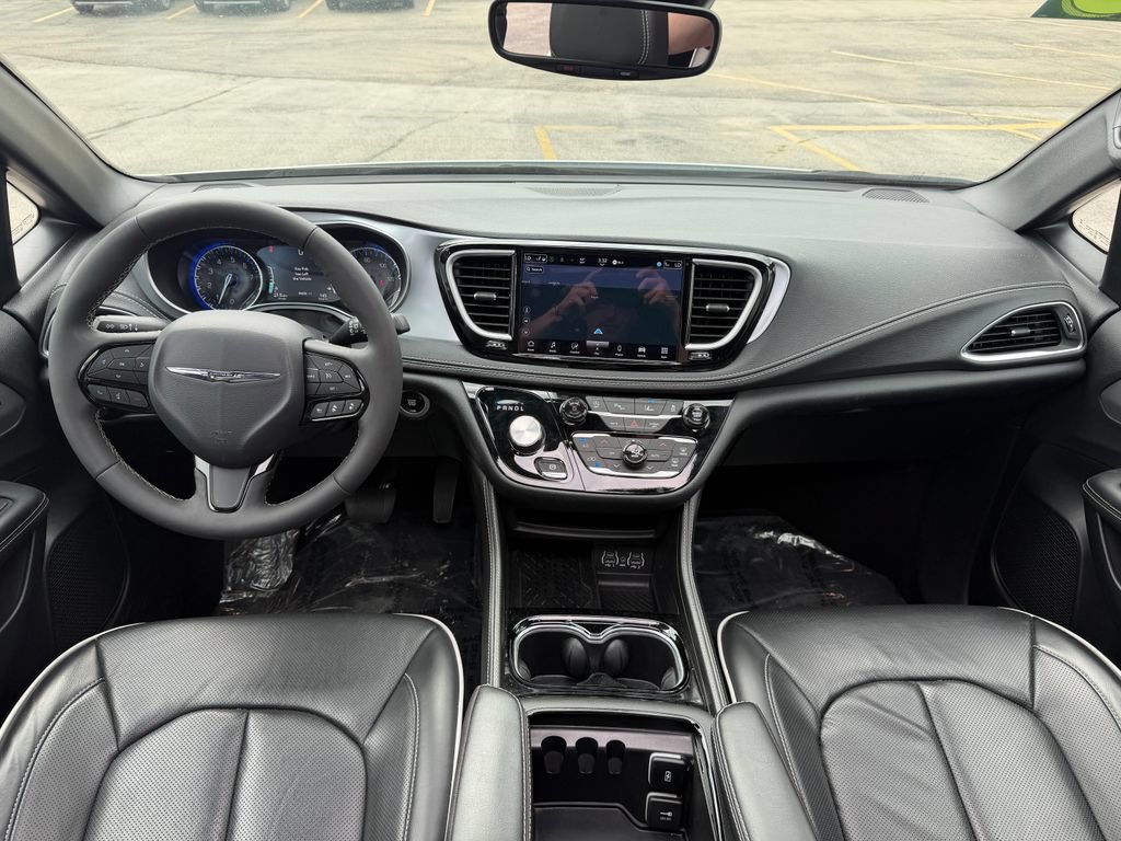 Used 2025 Chrysler Pacifica Limited FWD image 23