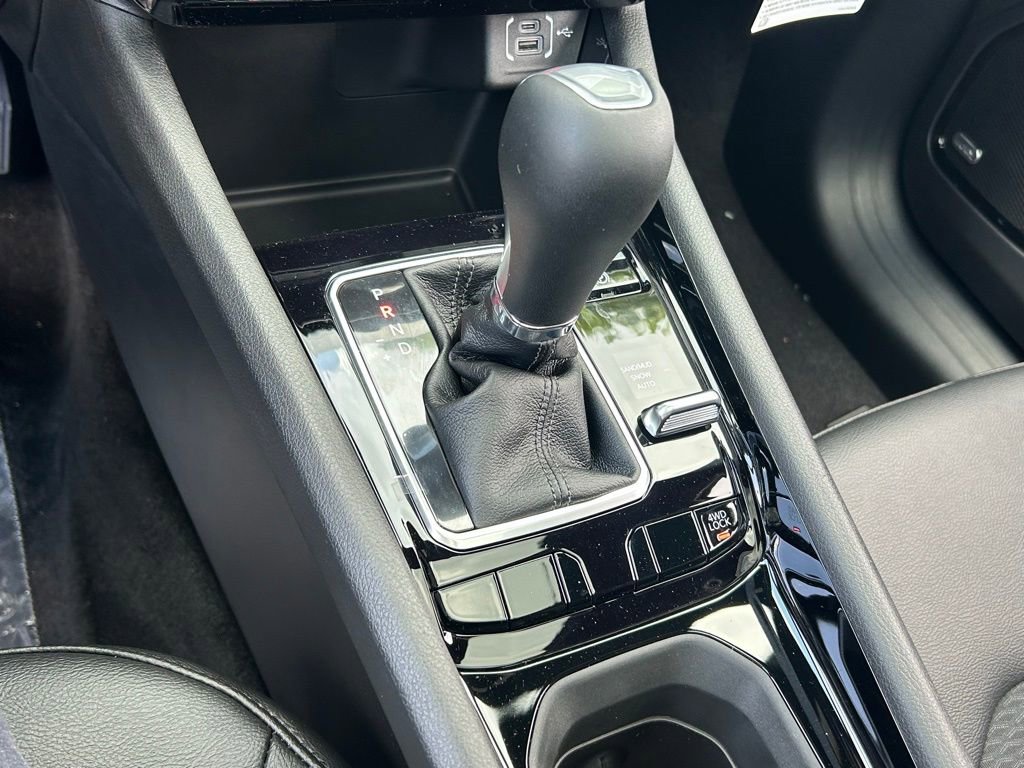 New 2025 Jeep Compass Latitude w/ Sun & Sound Group AWD/4WD image 22