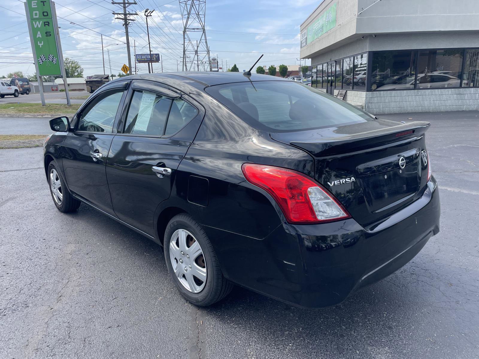 Used 2018 Nissan Versa SV FWD image 3