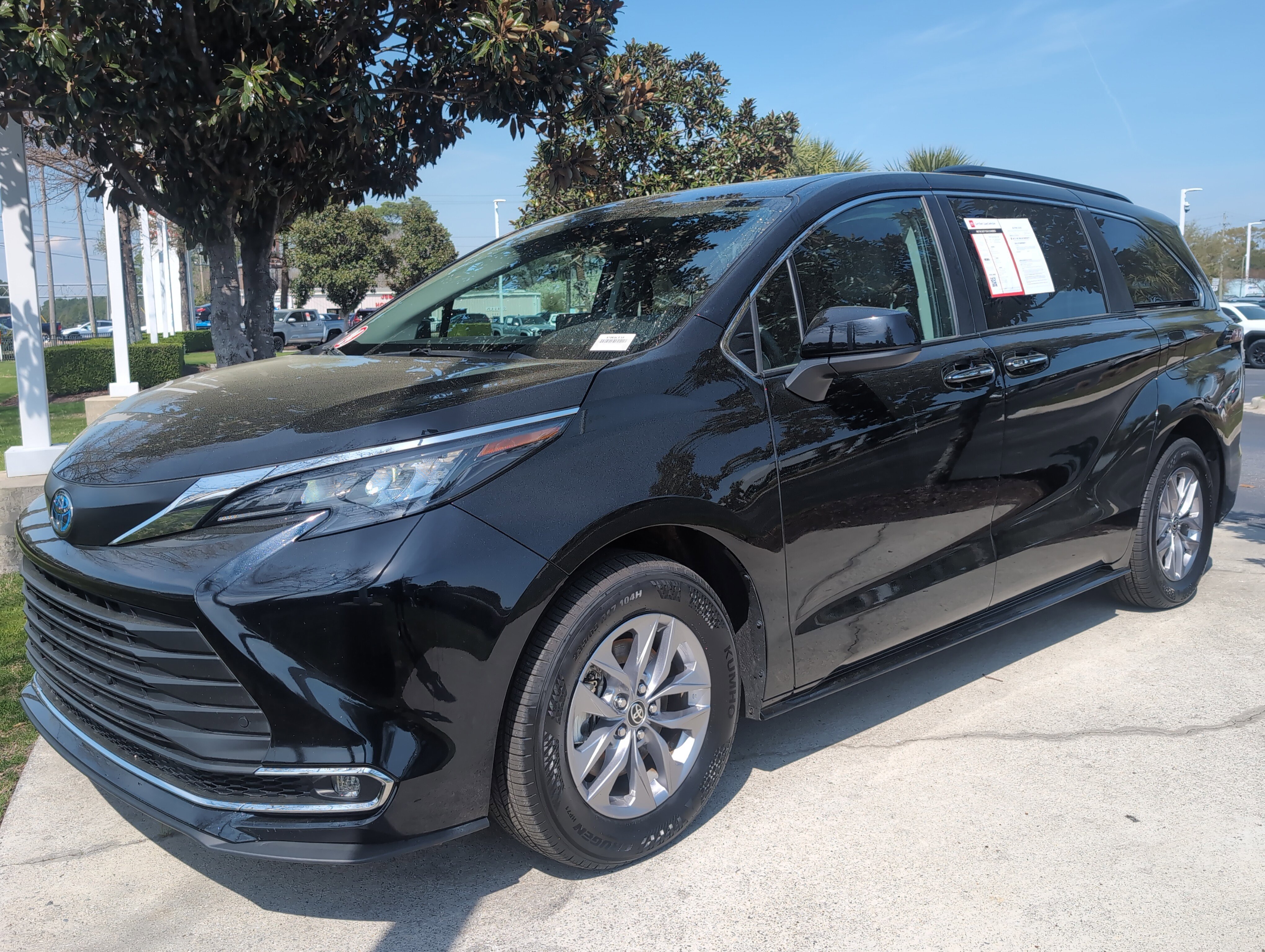 Certified 2024 Toyota Sienna XLE FWD image 5