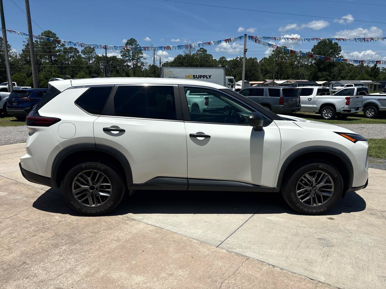 Used 2024 Nissan Rogue S AWD/4WD image 4