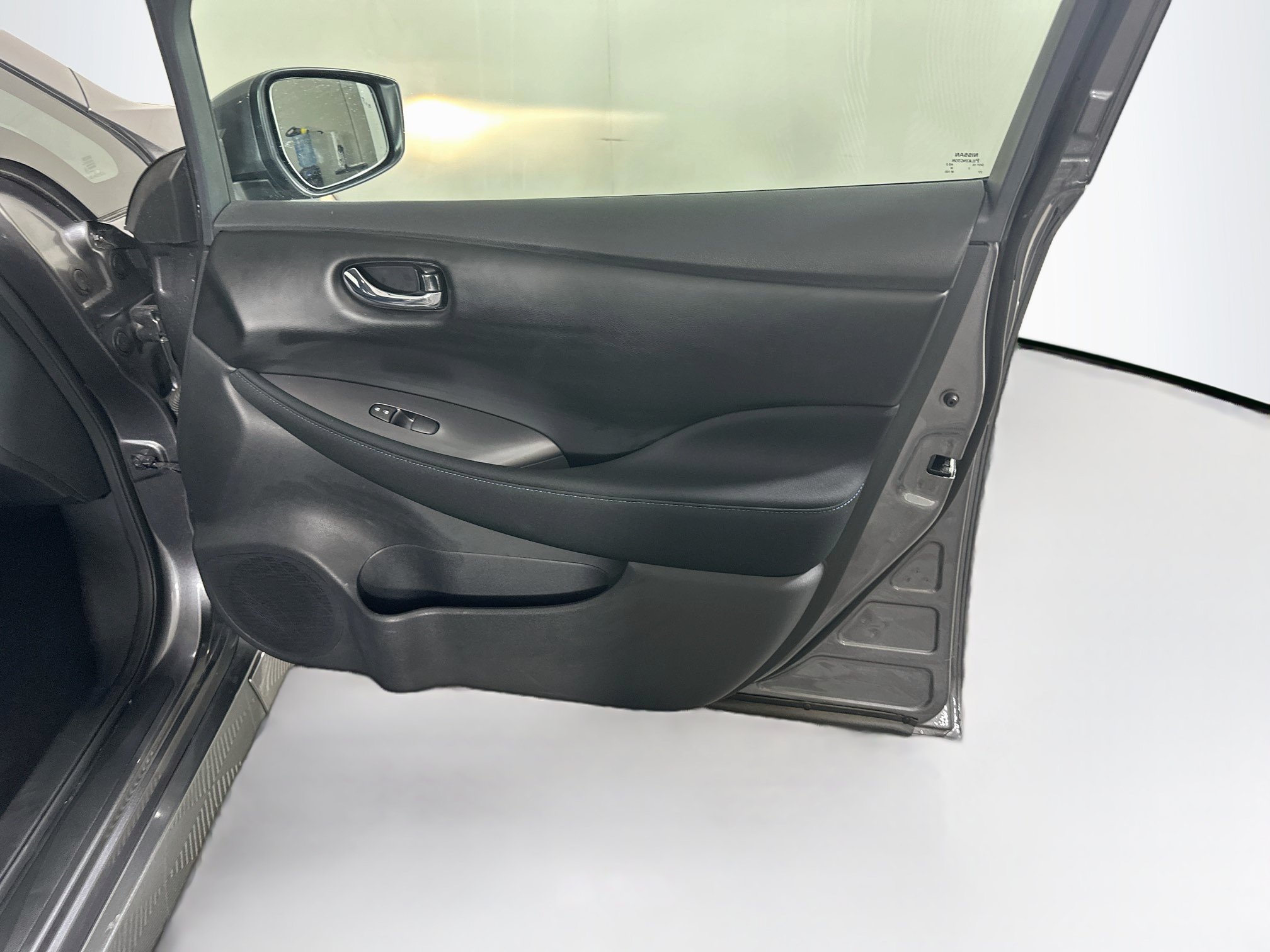 Used 2025 Nissan Leaf S FWD image 30