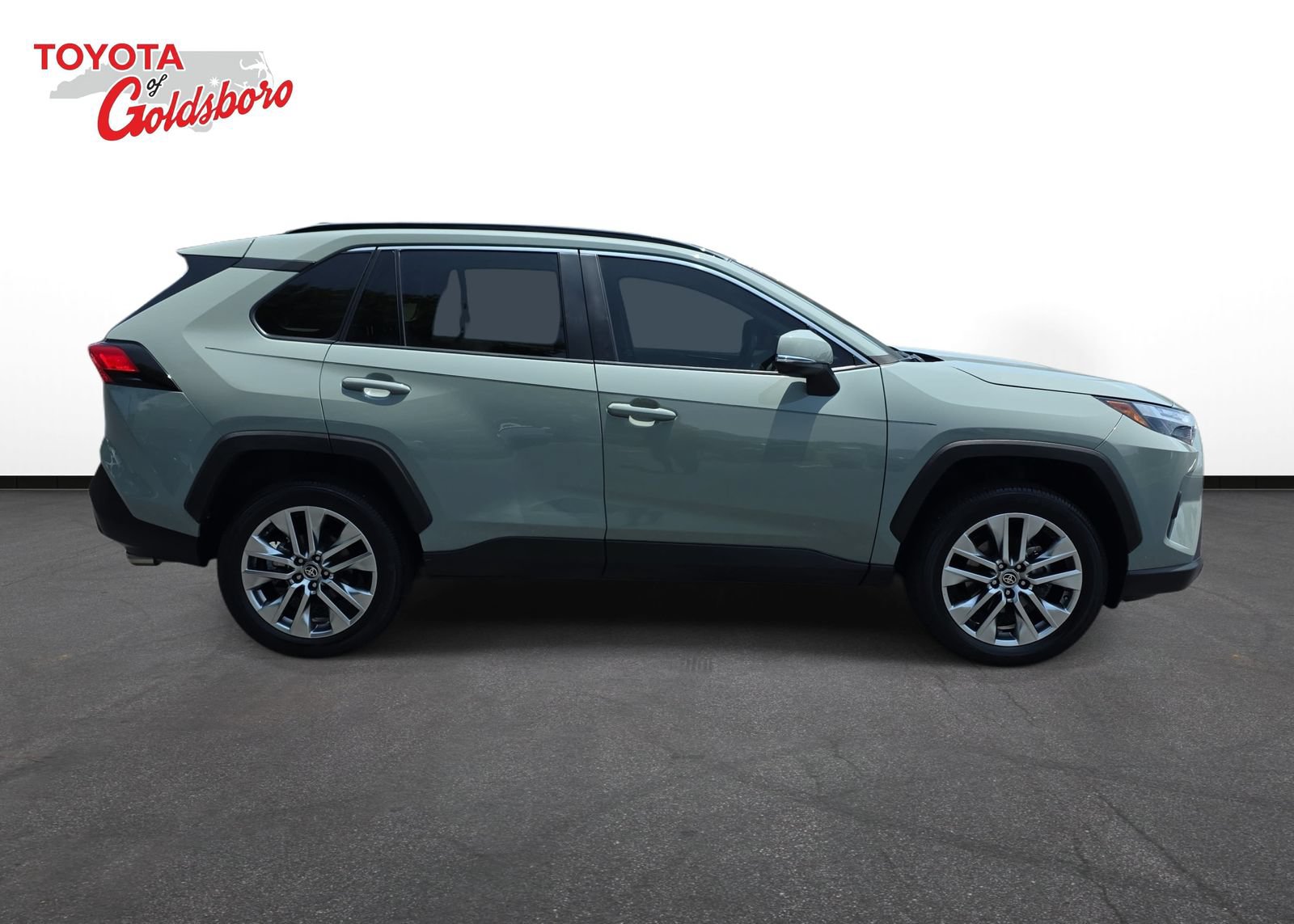 Used 2023 Toyota RAV4 XLE Premium FWD image 4
