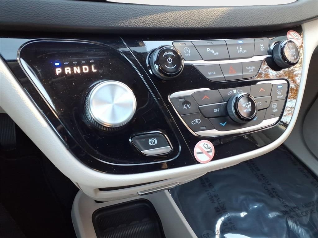 Certified 2024 Chrysler Pacifica Touring-L image 26