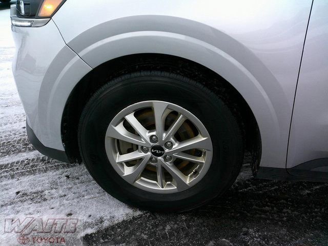 Used 2023 Kia Carnival LX image 8