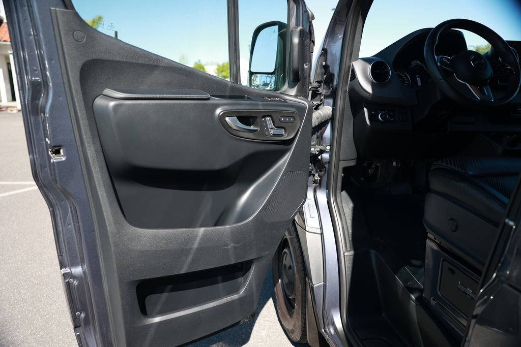 Used 2022 Mercedes-Benz Sprinter 144 Cargo image 18