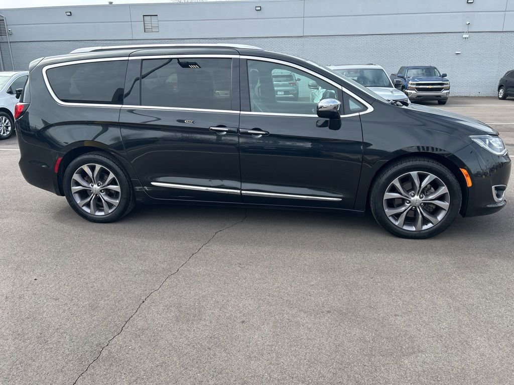 Used 2019 Chrysler Pacifica Limited image 4