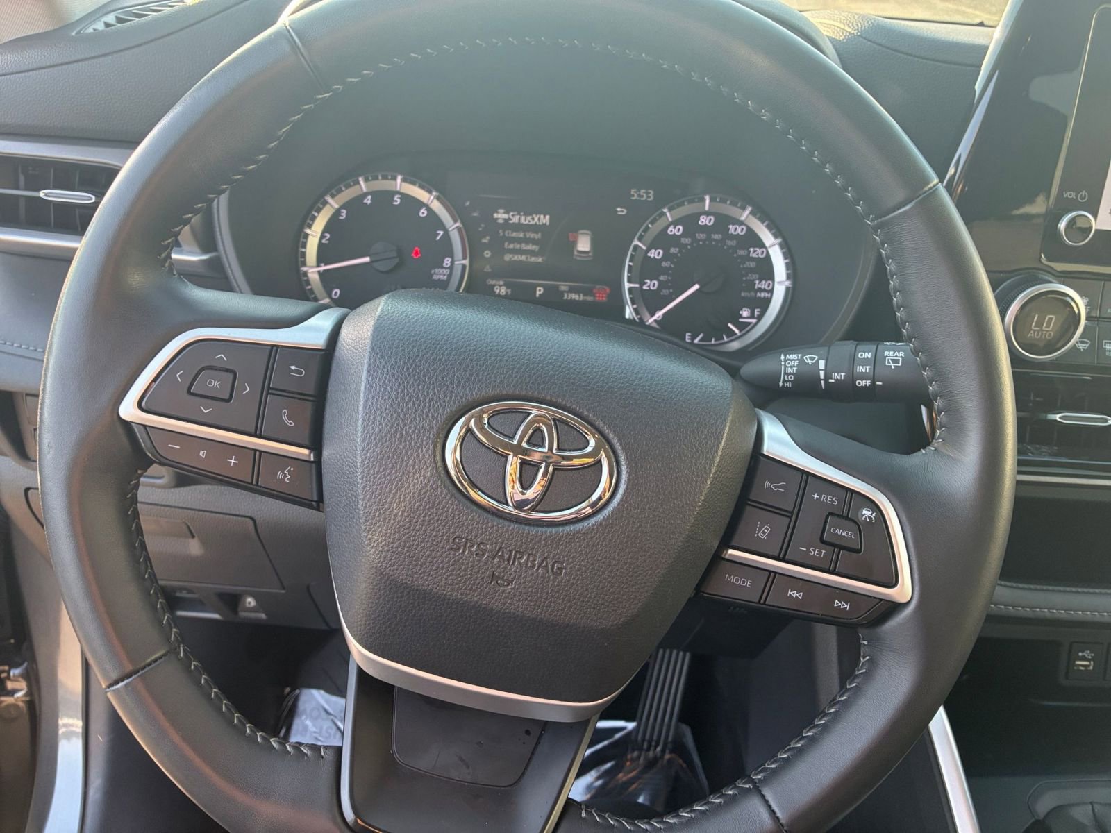 Used 2025 Toyota Highlander LE FWD image 29
