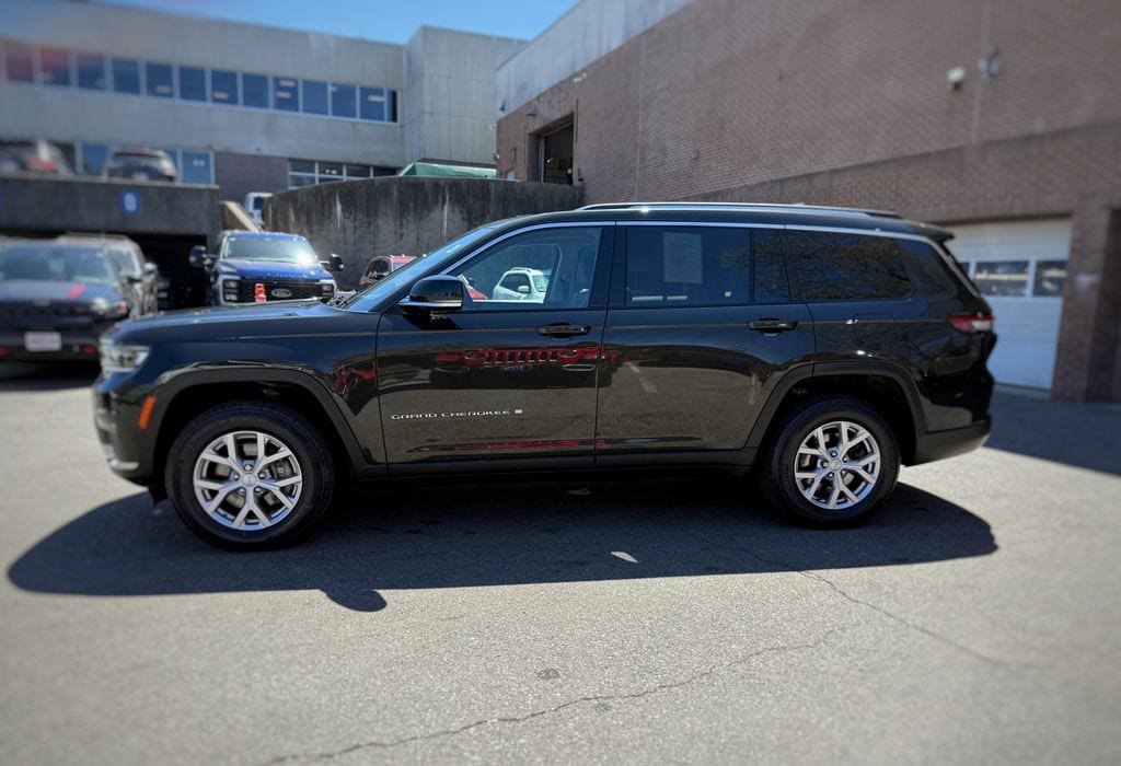 Used 2022 Jeep Grand Cherokee L Limited AWD/4WD image 14