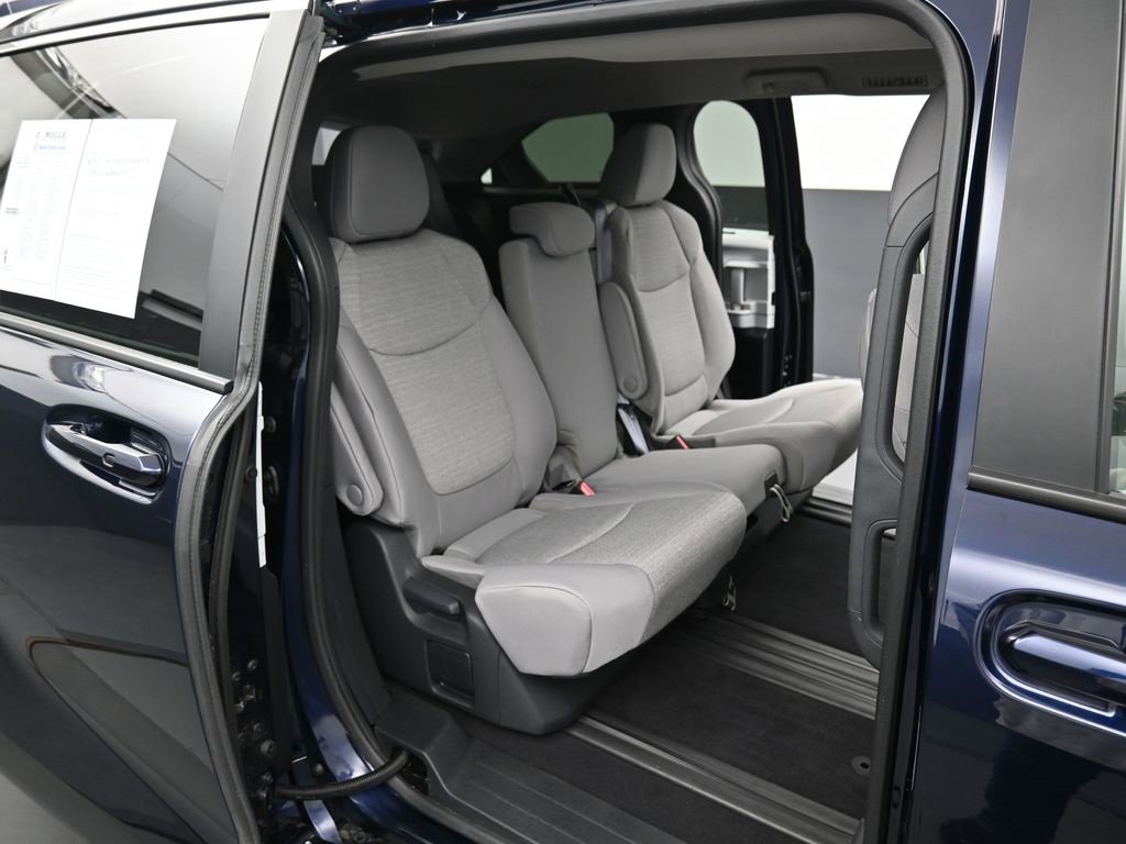 Used 2025 Toyota Sienna LE image 31