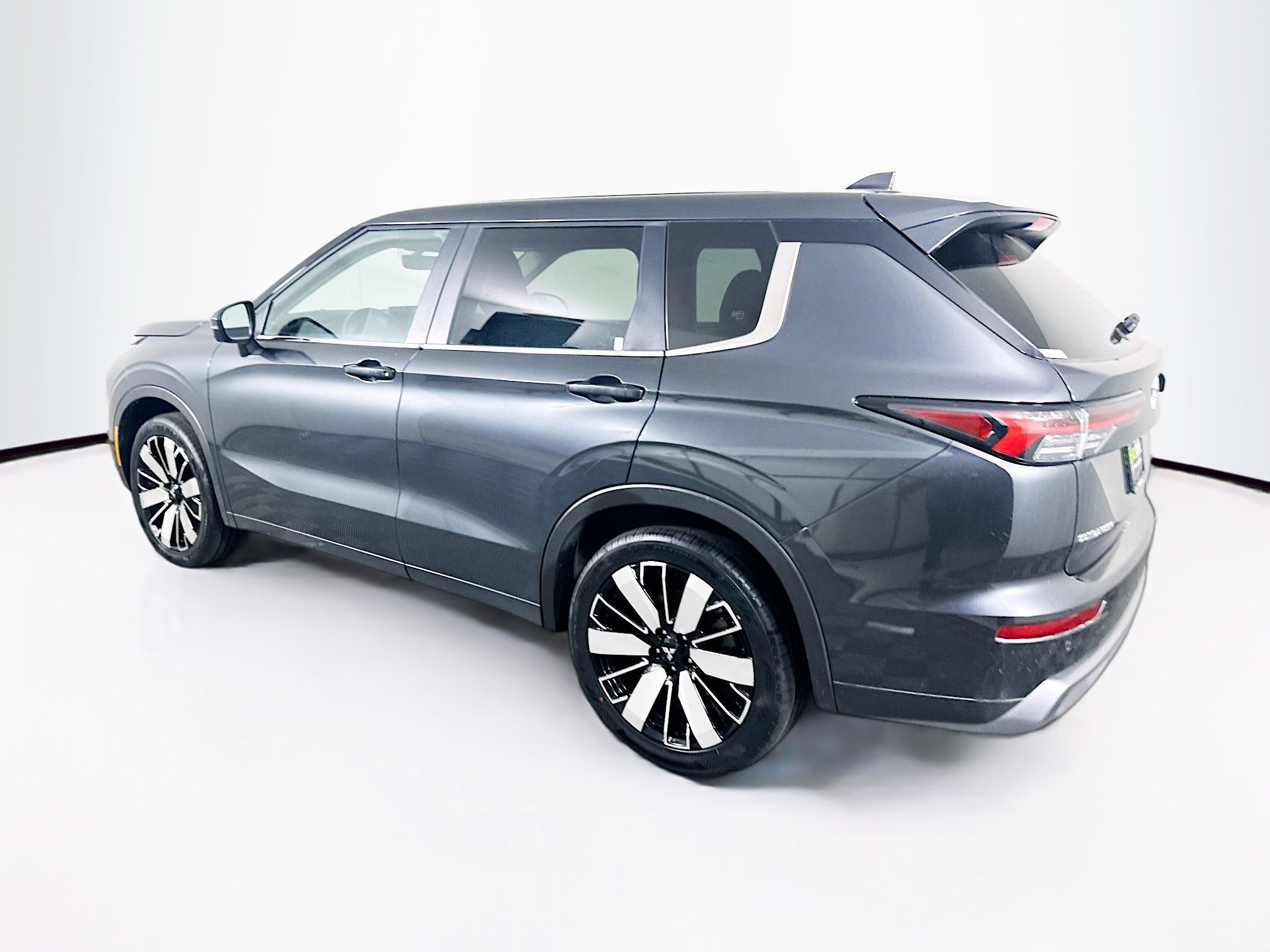 Used 2025 Mitsubishi Outlander SE image 5