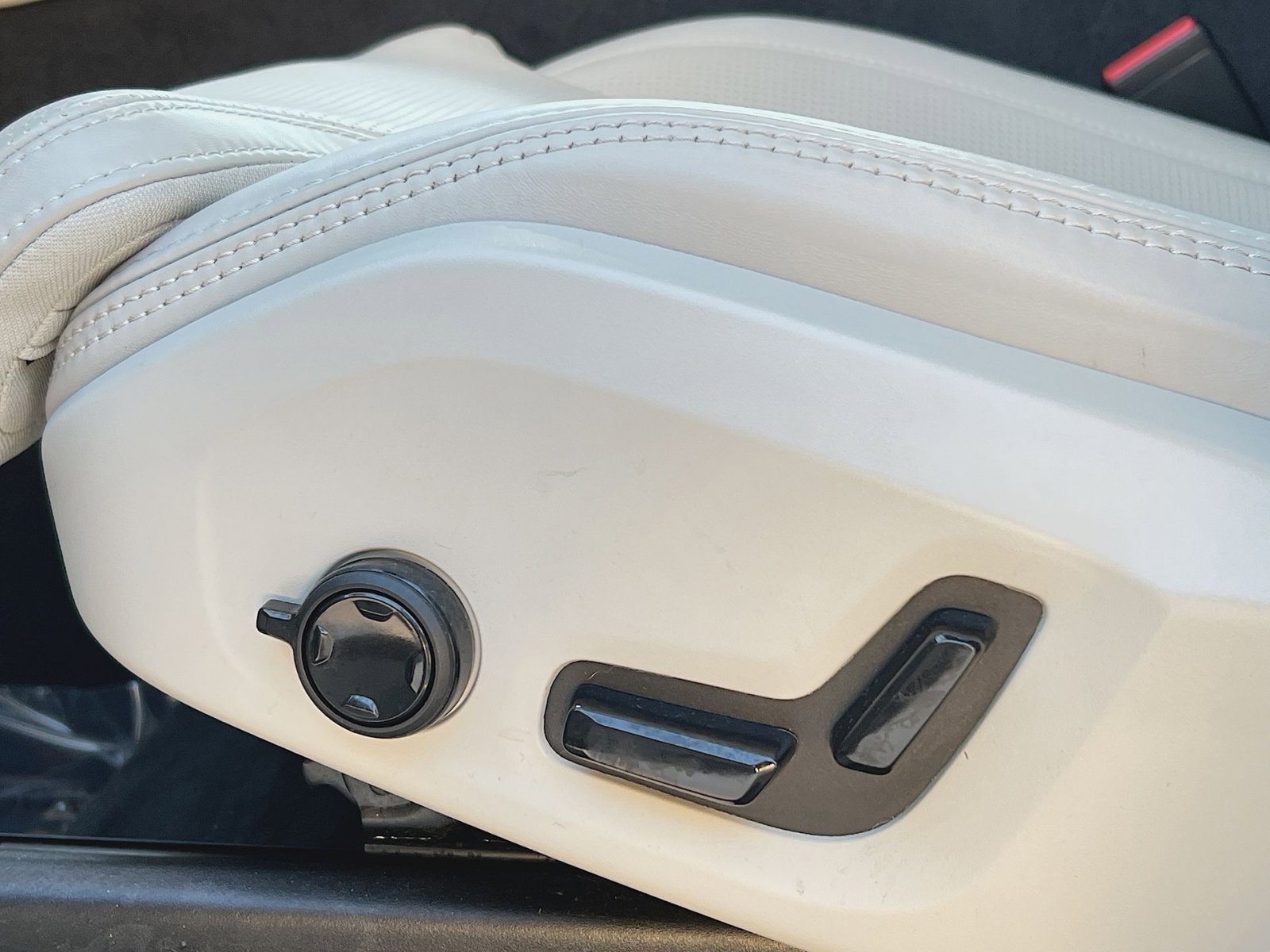 Certified 2024 Volvo XC90 B6 Ultimate w/ Protection Package Premier image 14