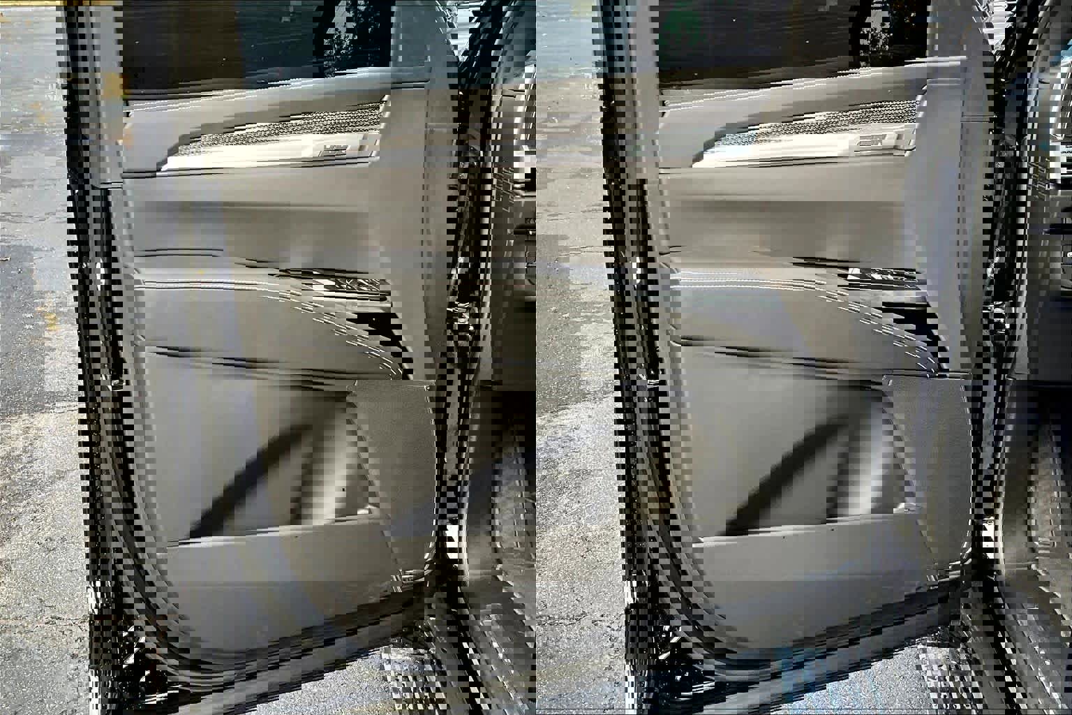 Used 2025 Cadillac Escalade V w/ LPO, ONYX Package image 21