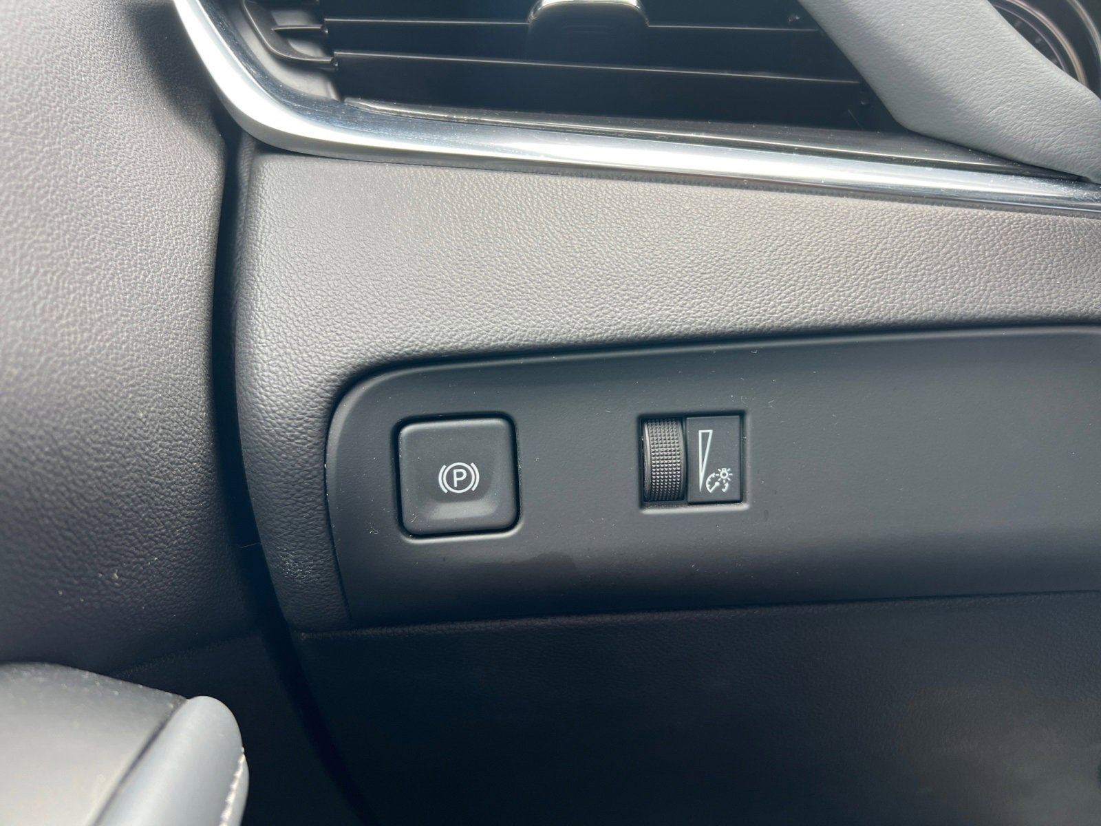 Used 2023 Buick Enclave Essence image 18