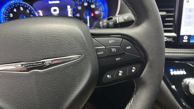 Used 2025 Chrysler Pacifica Limited FWD image 12