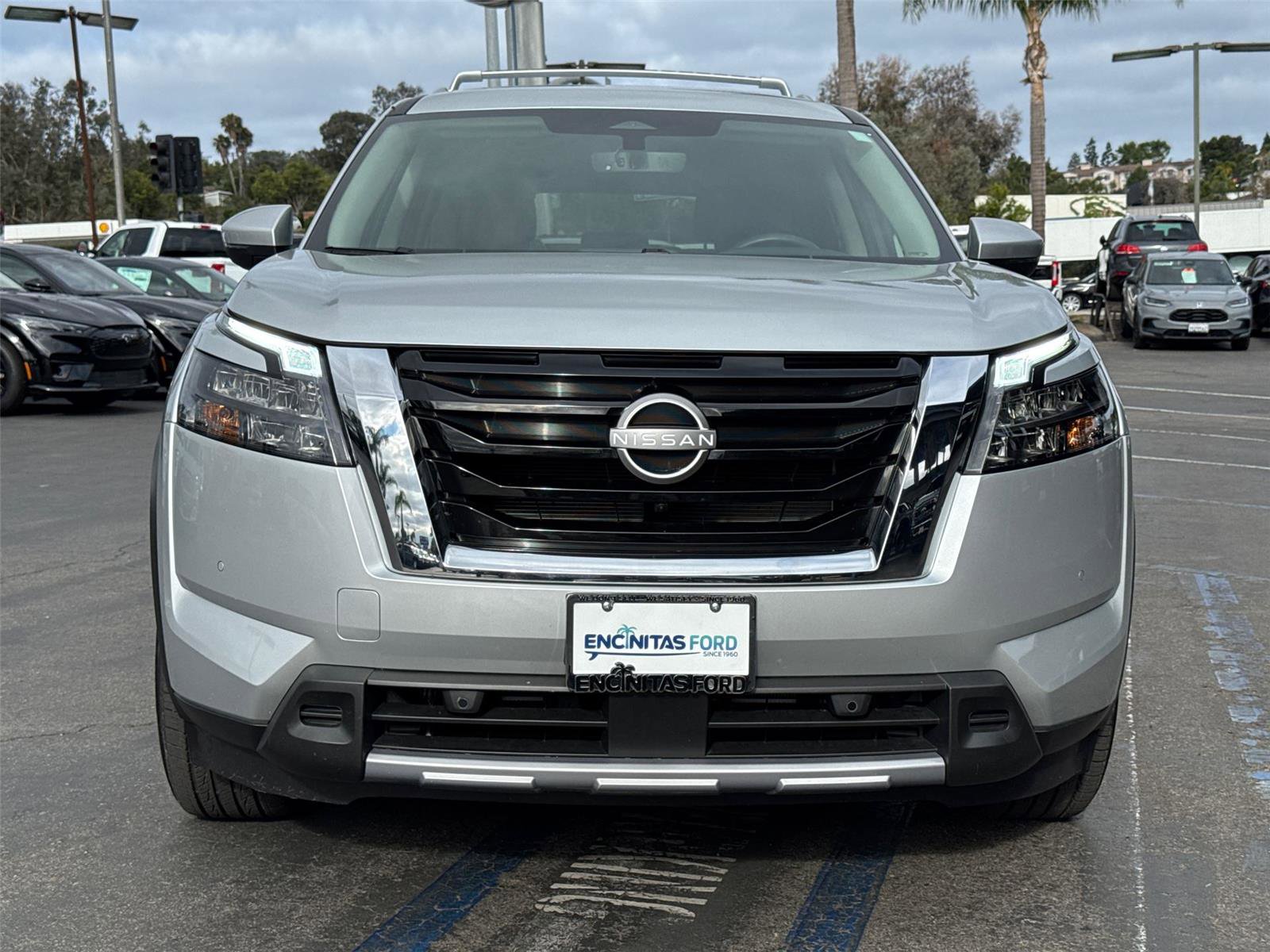 Used 2025 Nissan Pathfinder SL FWD image 5
