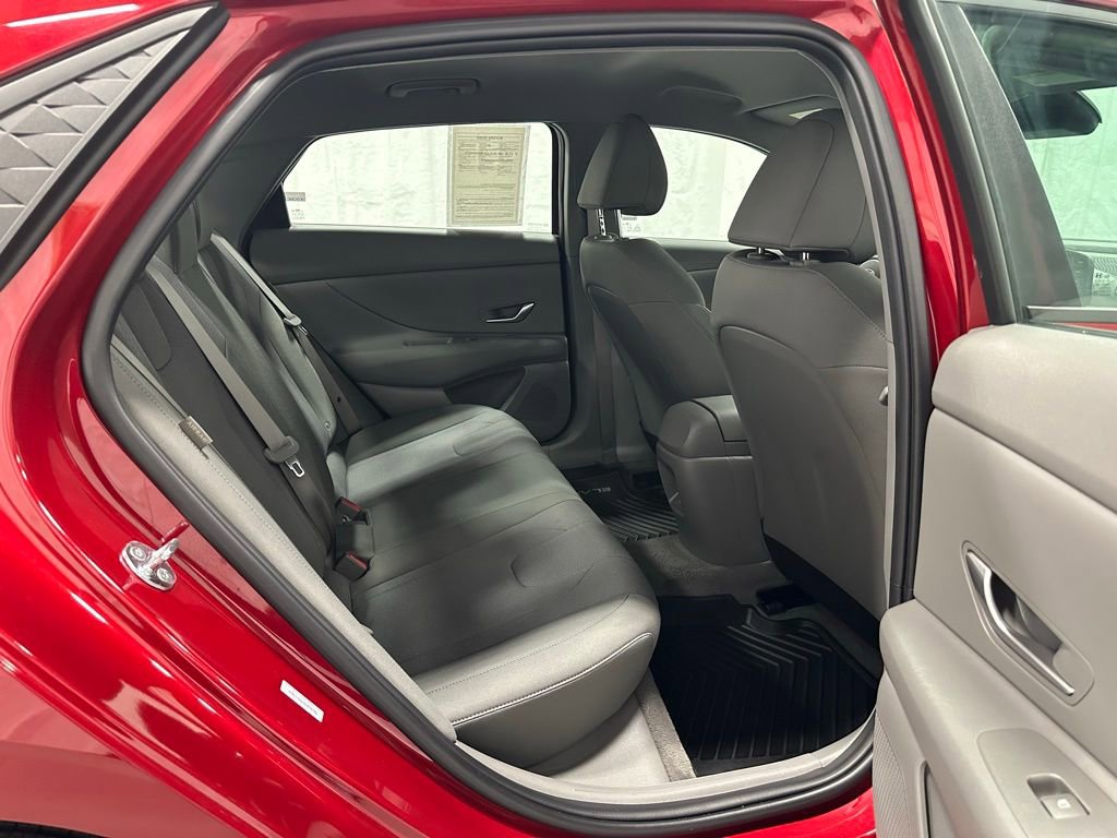 Used 2025 Hyundai Elantra SE FWD image 47