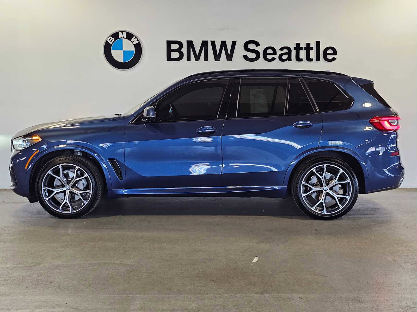 Used 2019 BMW X5 xDrive40i w/ M Sport Package AWD/4WD image 3