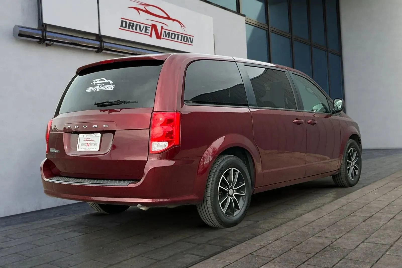 Used 2018 Dodge Grand Caravan SE image 3