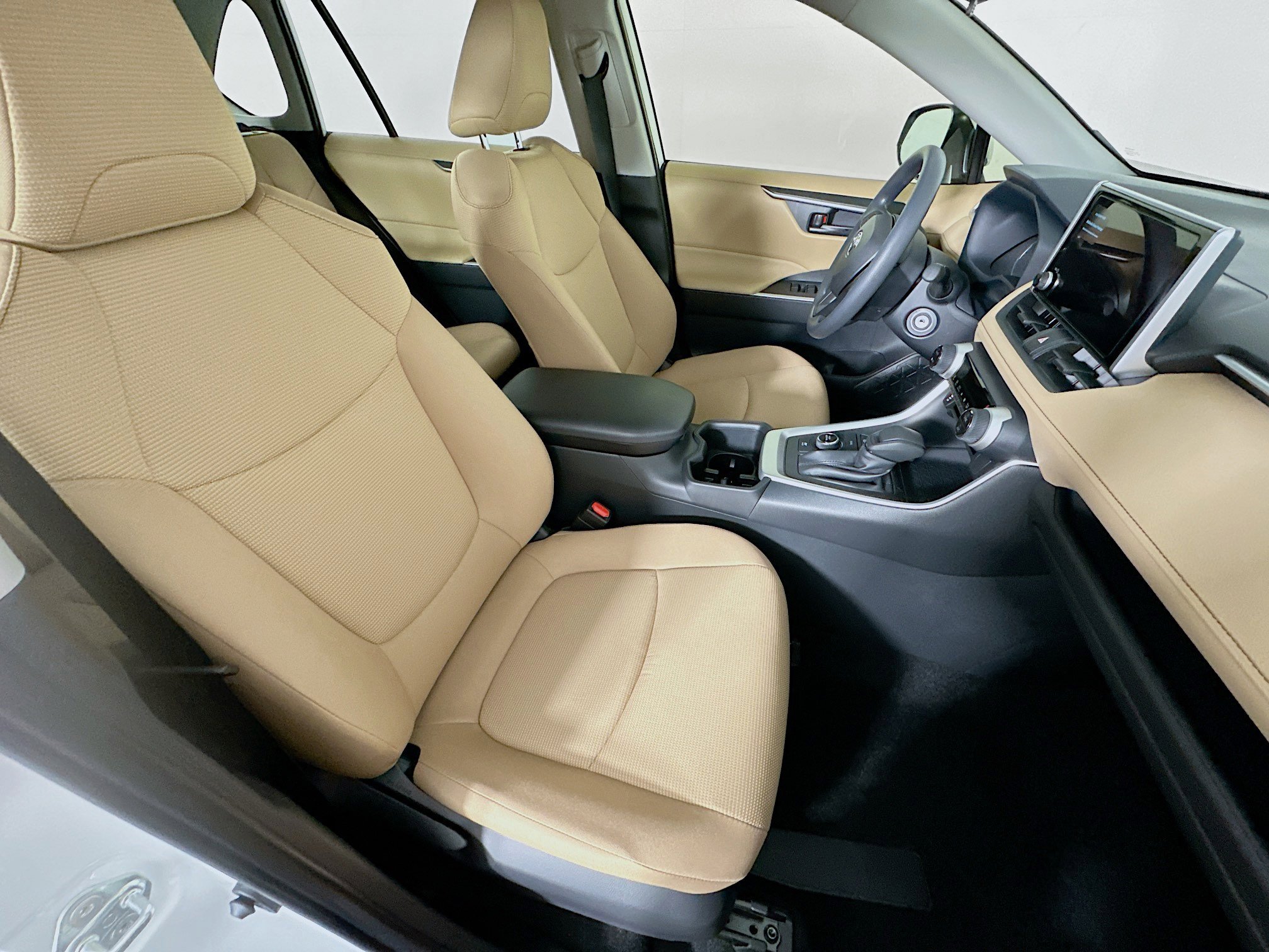 Used 2025 Toyota RAV4 LE image 31