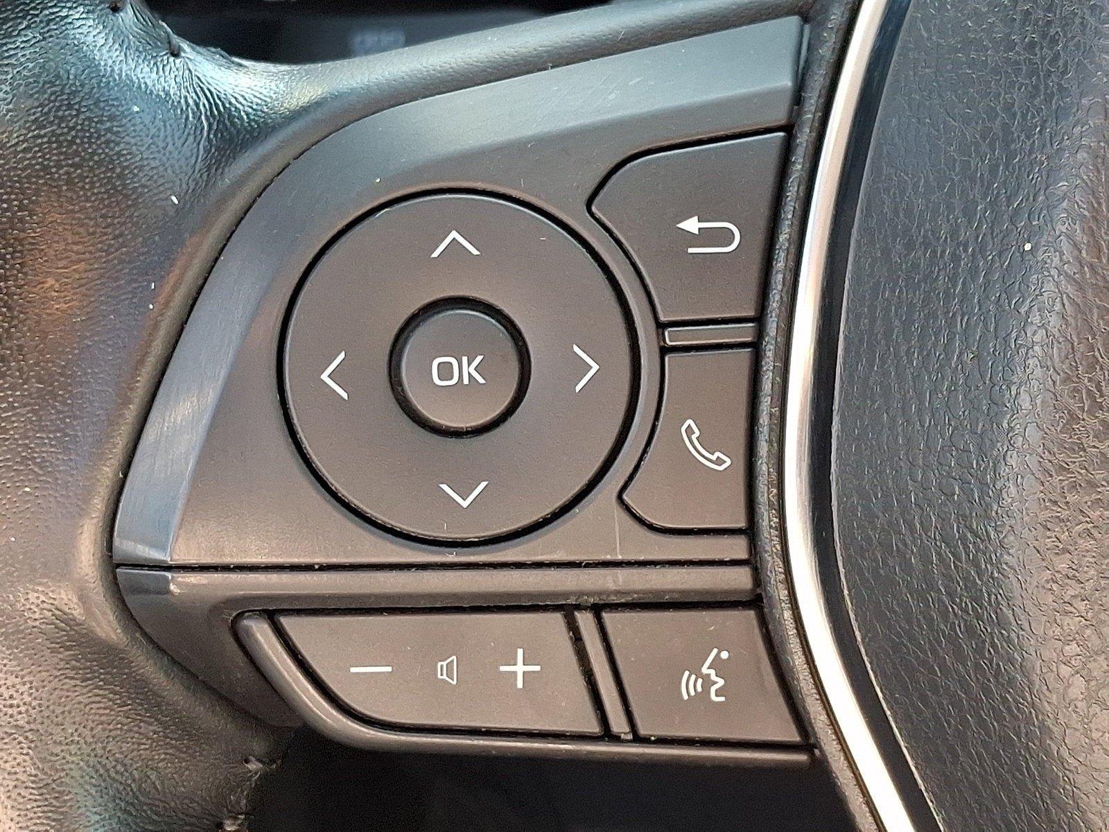 Used 2020 Toyota Camry SE w/ Blackout Package FWD image 22