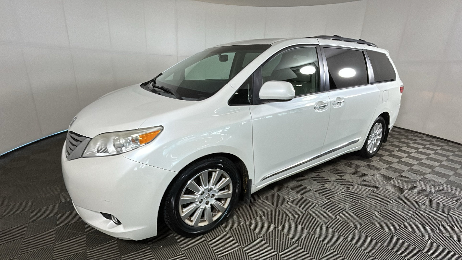 Used 2015 Toyota Sienna XLE Premium AWD/4WD image 8