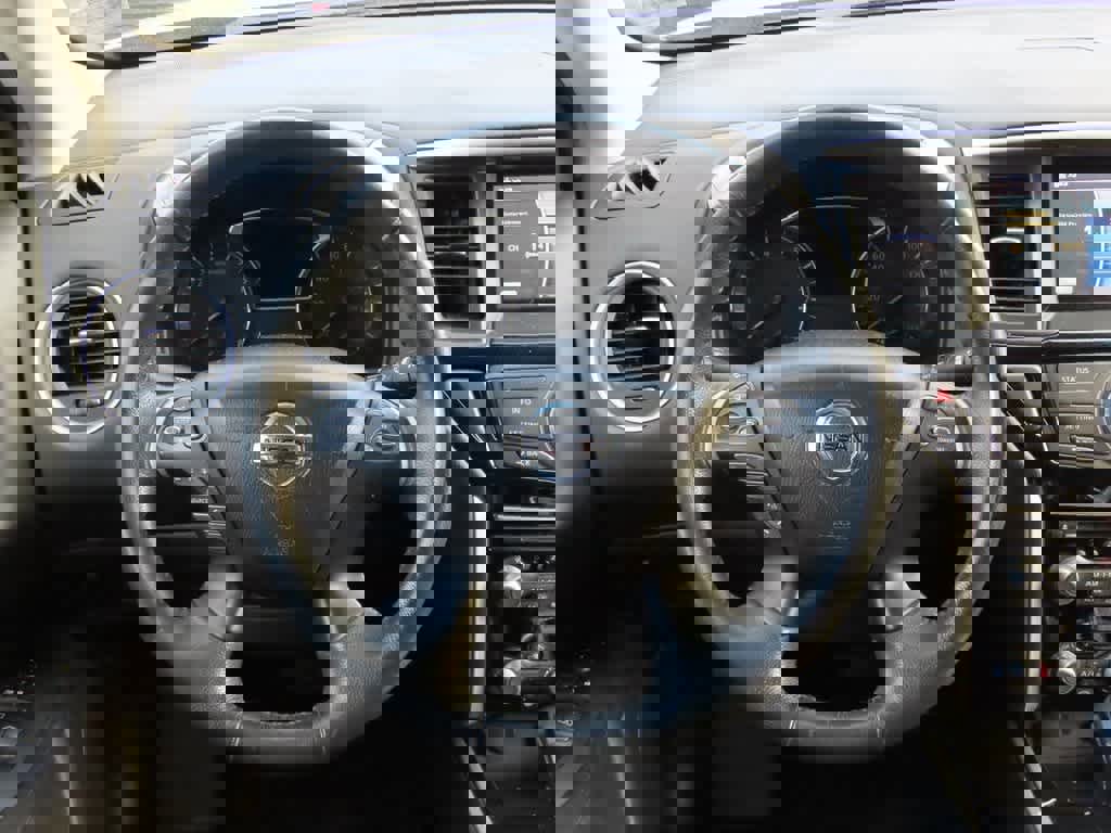 Used 2016 Nissan Pathfinder SV image 18