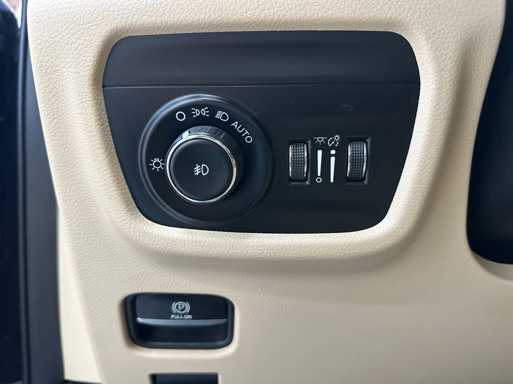 Used 2021 Jeep Grand Cherokee L Limited w/ Luxury Tech Group II image 47