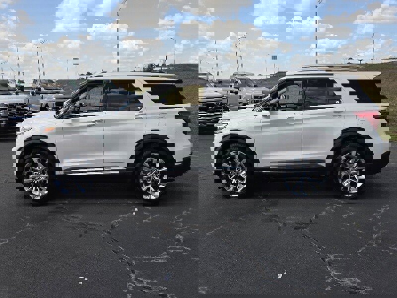 Used 2023 Ford Explorer Platinum w/ Premium Technology Package image 4