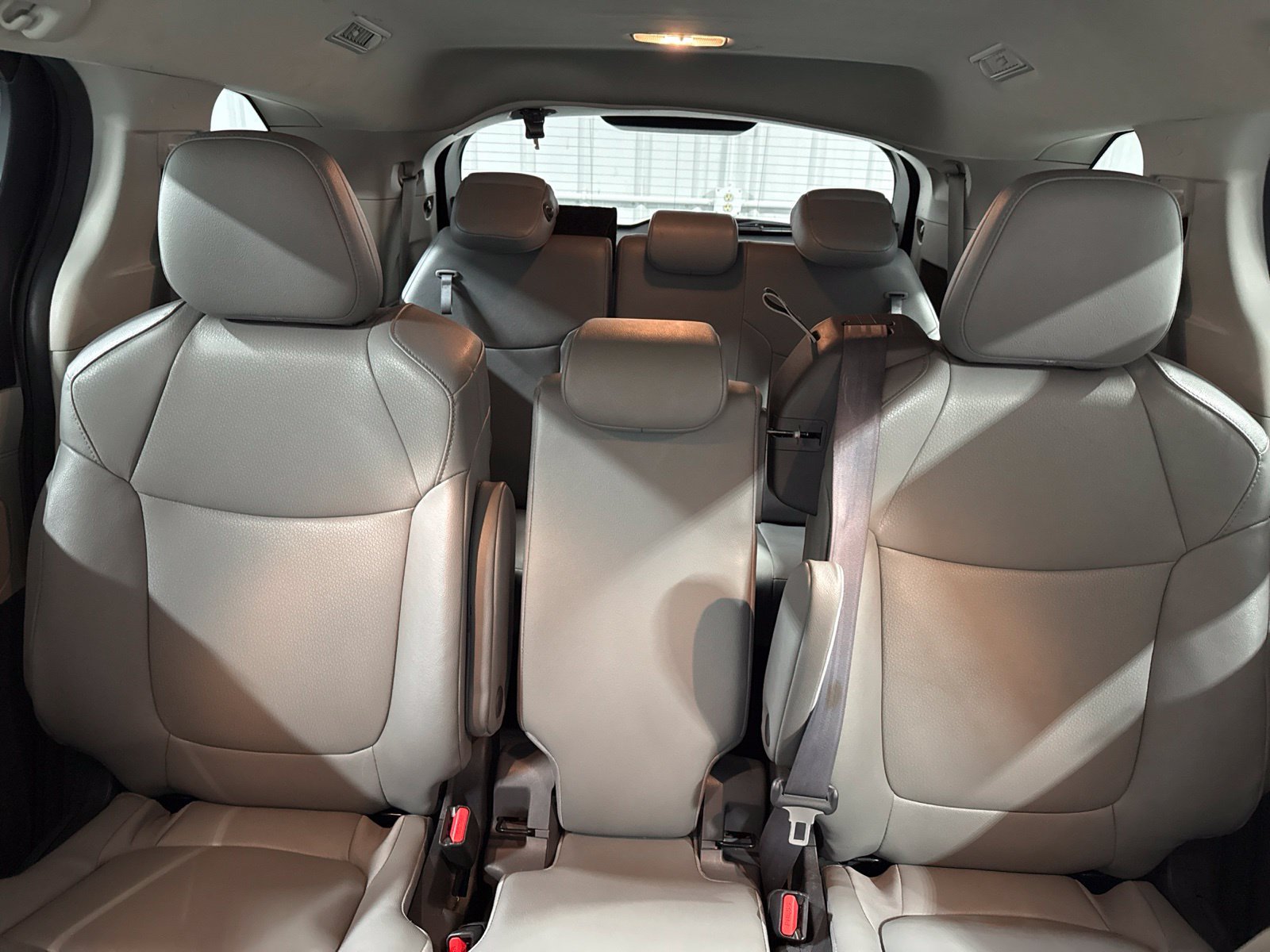 Used 2024 Toyota Sienna XLE FWD image 23