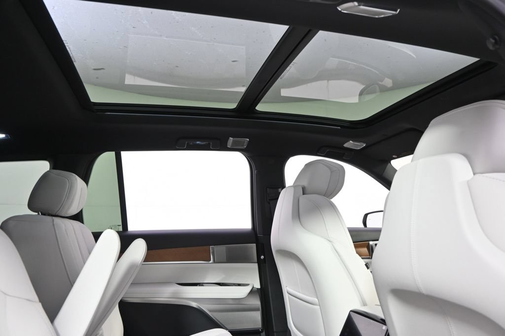 New 2027 Cadillac Vistiq Sport w/ LPO, Floor Liner Package AWD/4WD image 17