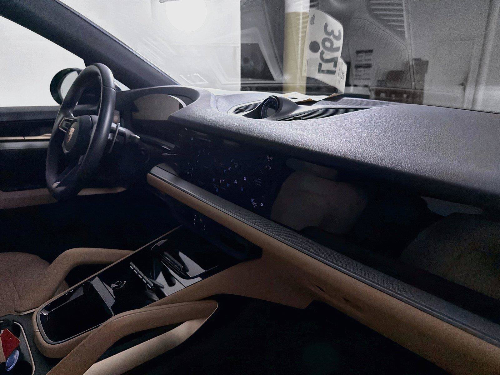 Certified 2025 Porsche Cayenne Coupe AWD/4WD image 29
