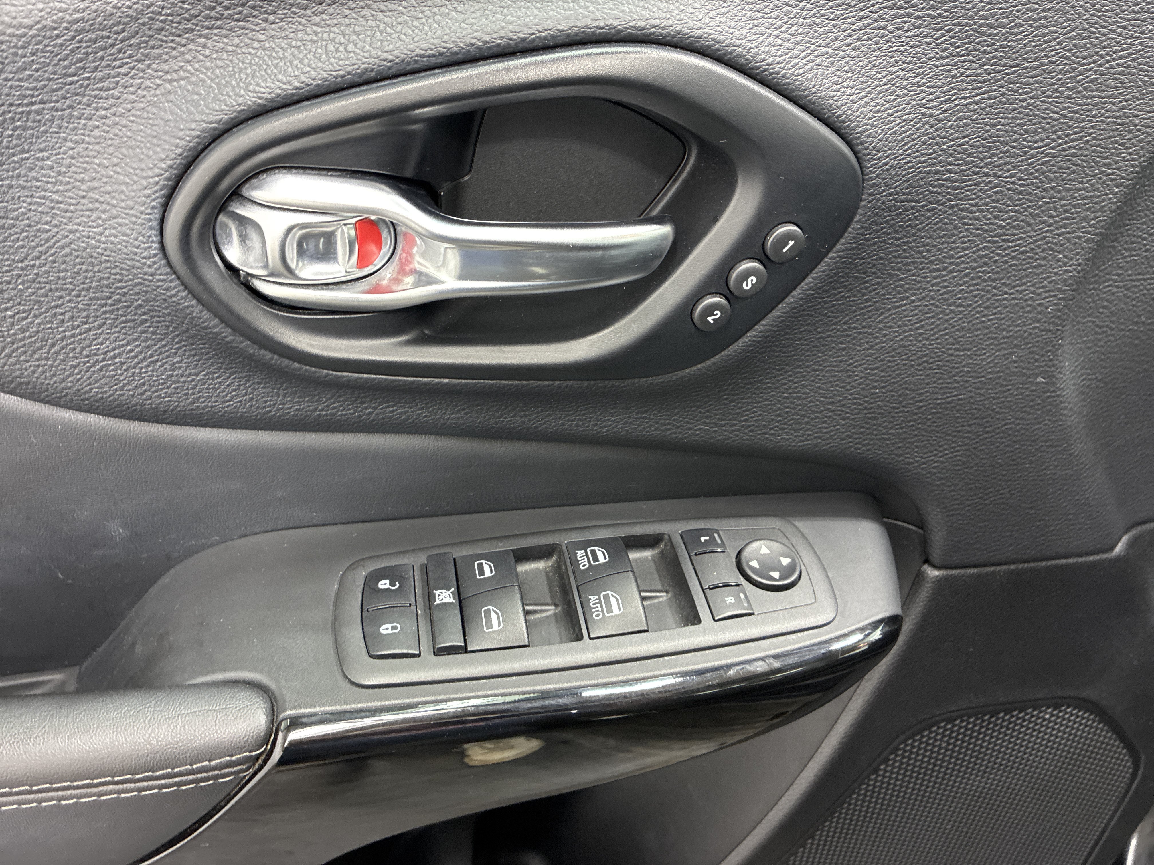 Certified 2023 Jeep Cherokee Altitude Lux w/ Lux Elite Package AWD/4WD image 19