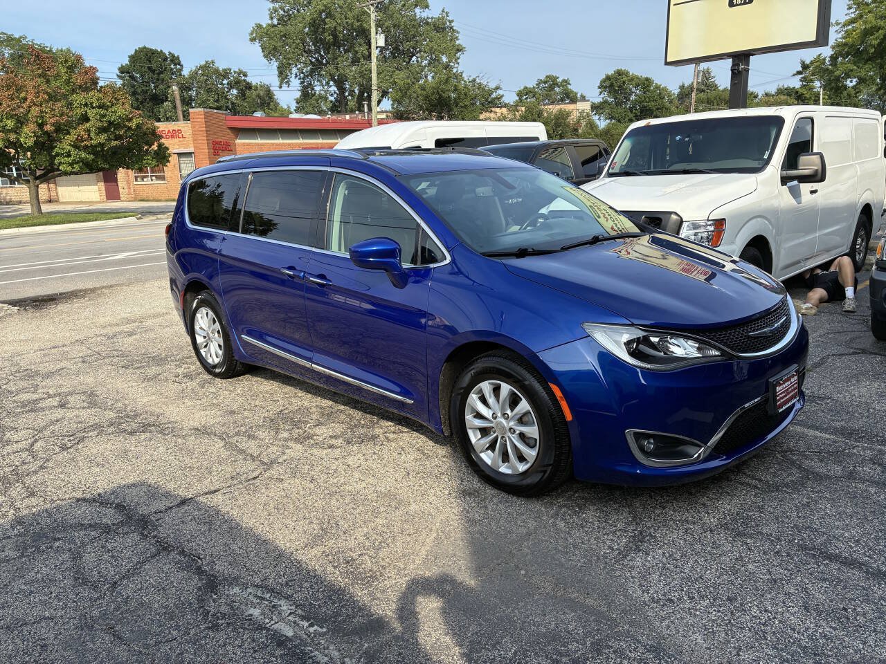 Used 2019 Chrysler Pacifica Touring-L FWD image 2