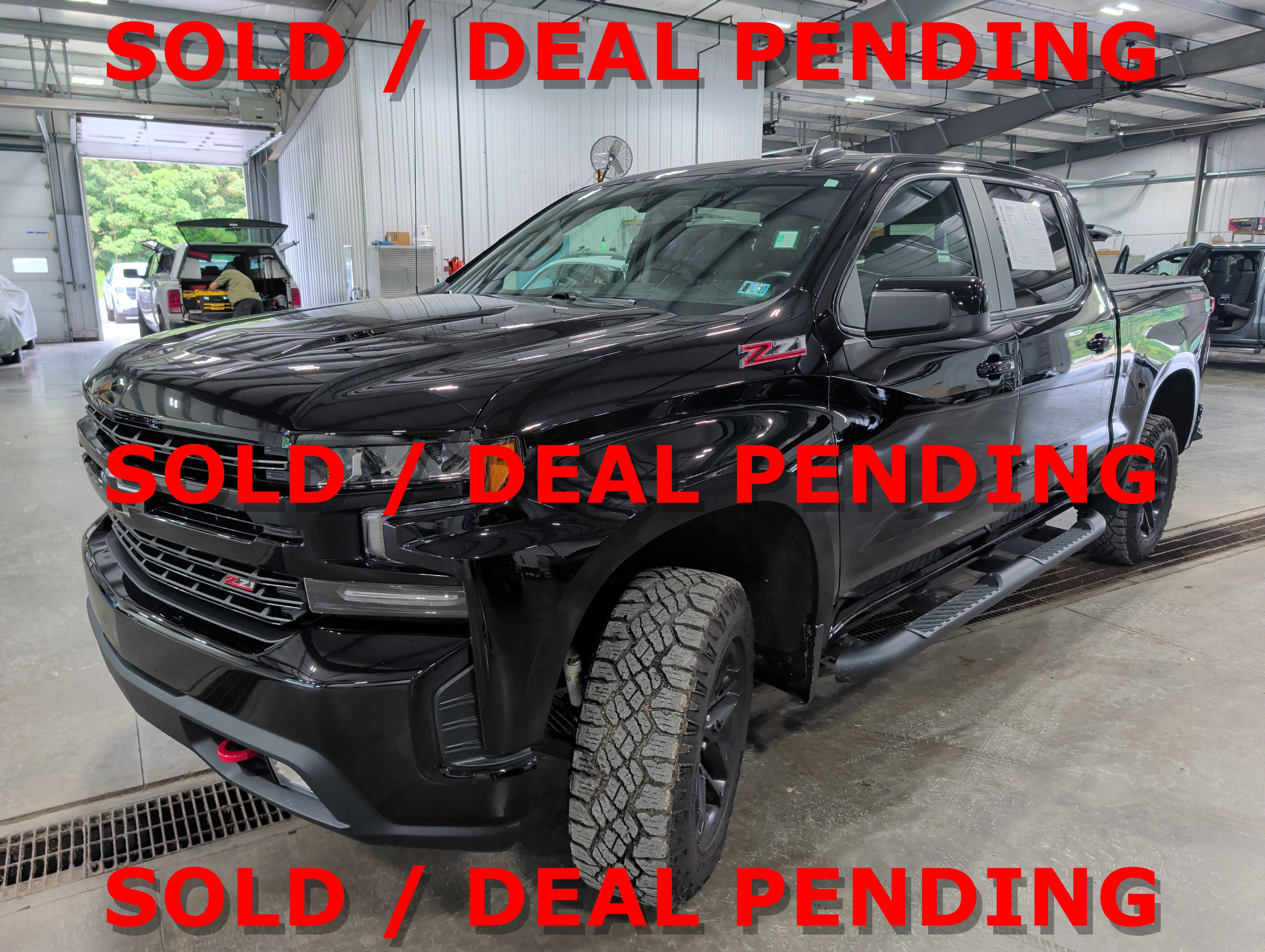 Used 2020 Chevrolet Silverado 1500 LT Trail Boss w/ Midnight Edition AWD/4WD image 6