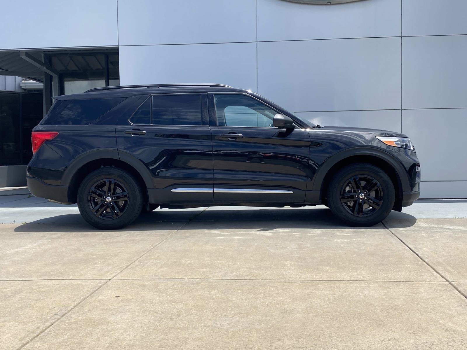 Used 2023 Ford Explorer XLT w/ Equipment Group 202A AWD/4WD image 3