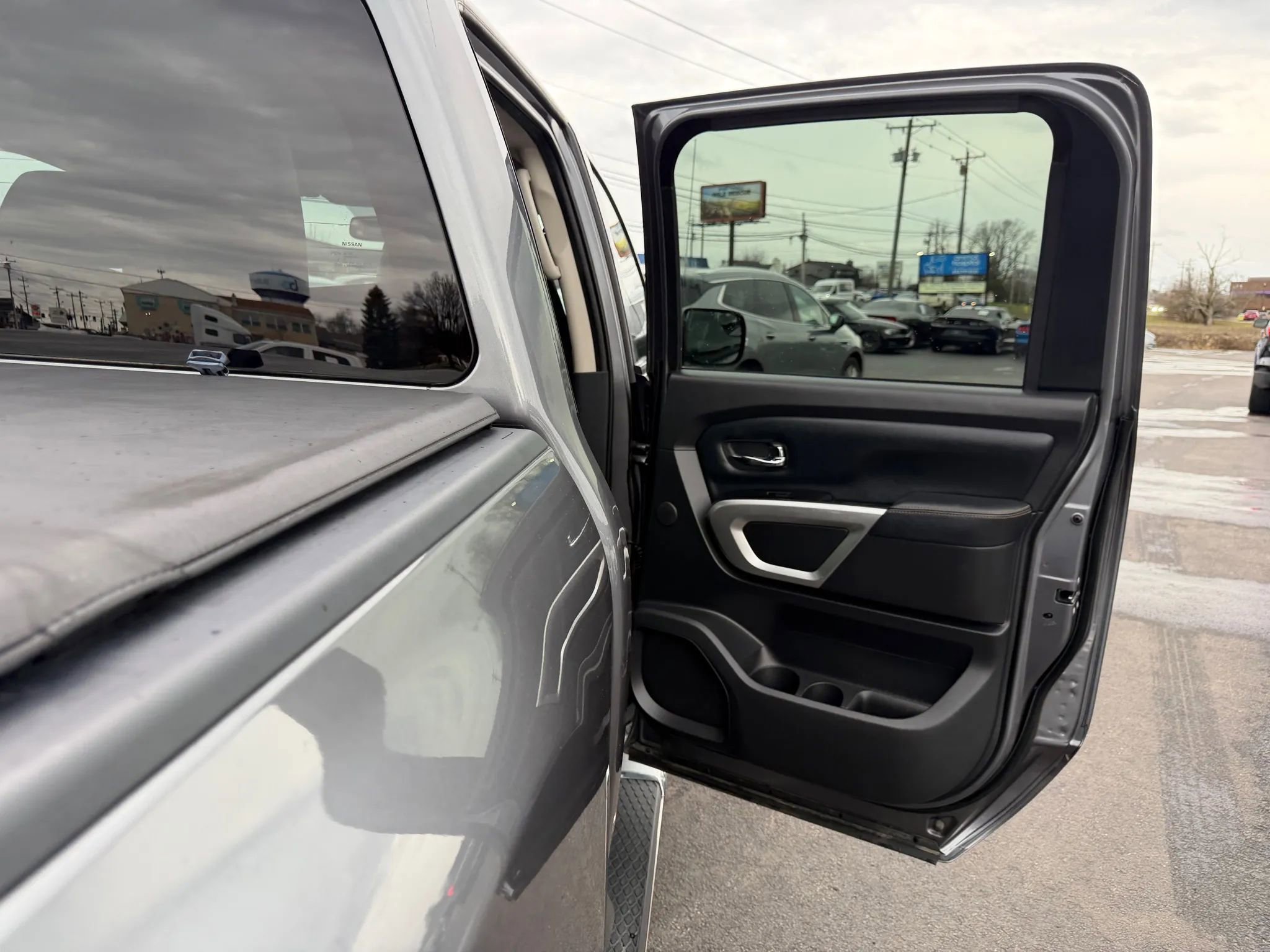 Used 2018 Nissan Titan SL AWD/4WD image 35