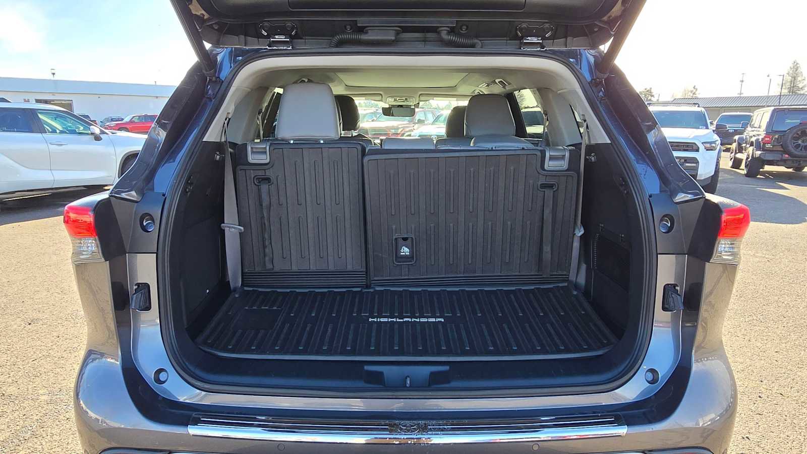 Used 2022 Toyota Highlander Platinum image 17