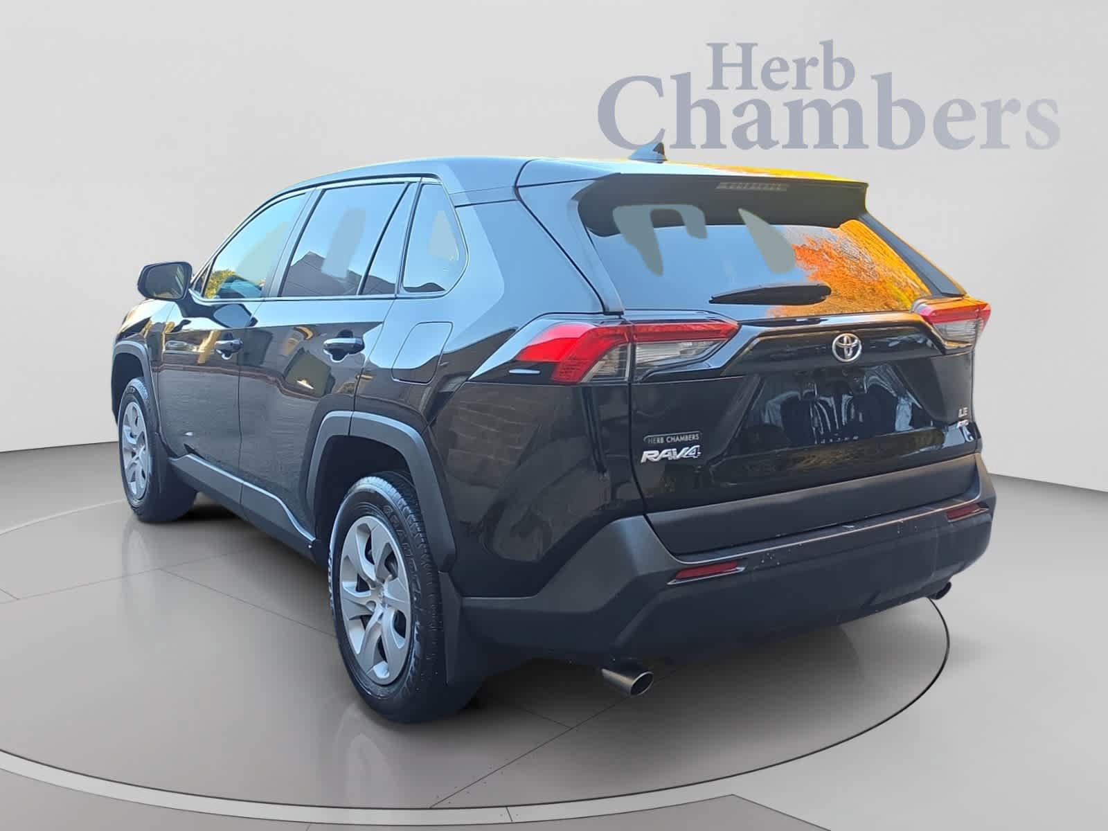 Used 2024 Toyota RAV4 LE AWD/4WD image 3