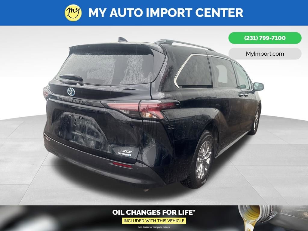 Used 2023 Toyota Sienna XLE image 5