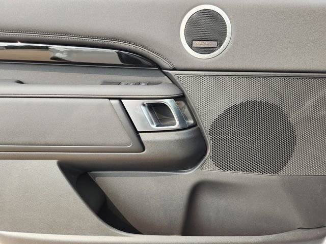 Used 2025 Land Rover Discovery S image 15