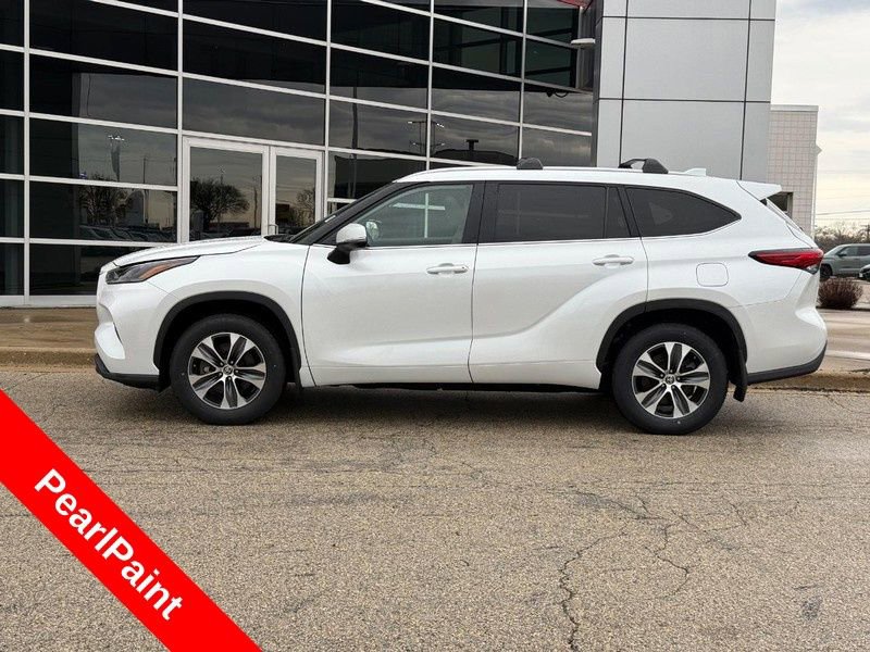 Used 2023 Toyota Highlander XLE AWD/4WD image 6