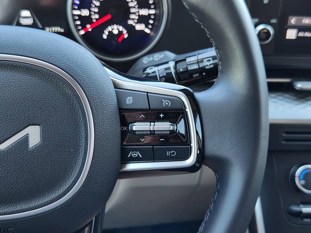 Used 2024 Kia Carnival LX image 27