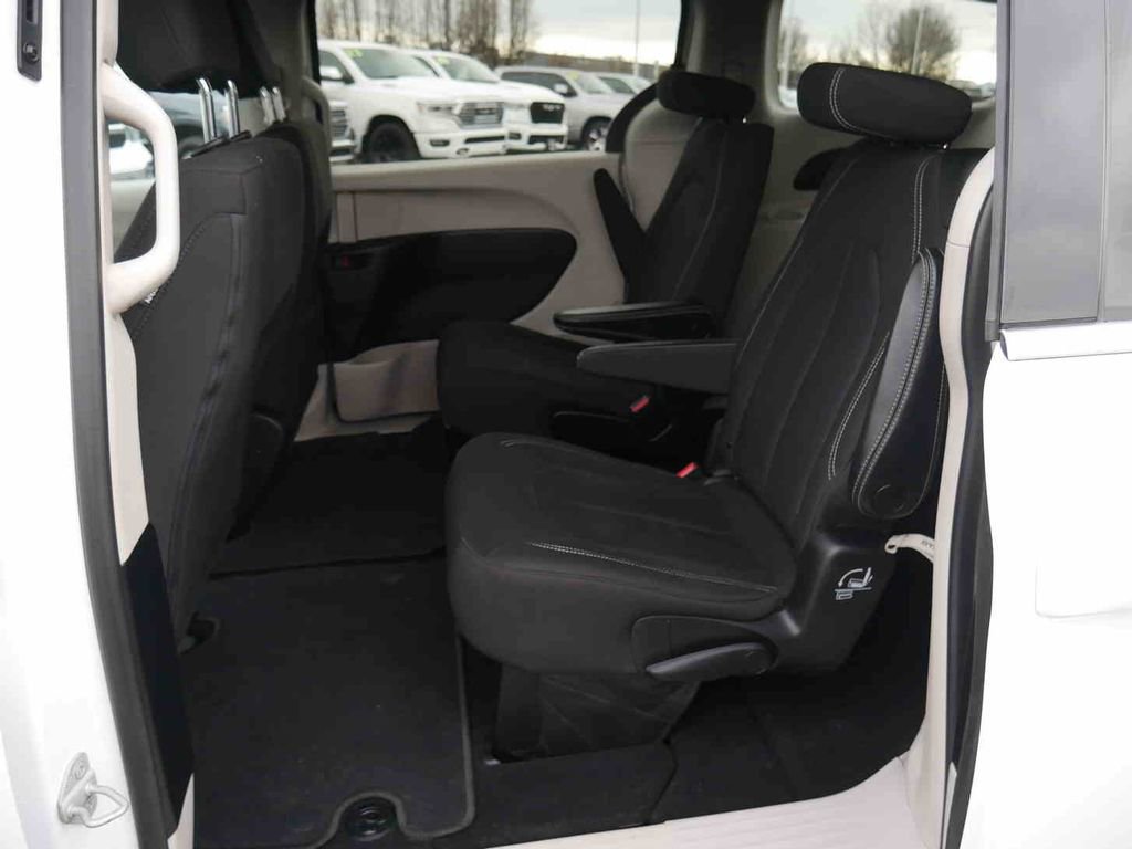 Used 2020 Chrysler Voyager LX image 13